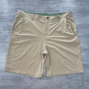 Free Fly Hybrid Short 9.5” Mens 40 Beige Pockets Stretch UPF 50+ Logo Golf